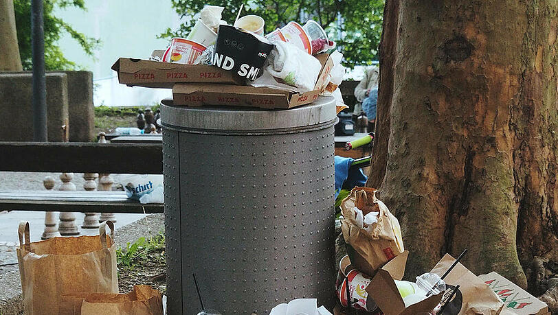 Pizzakartons, Fast-Food-Boxen, Becher aller Art - in vielen Vierteln stapelt sich der Mitnehm-Müll. Je schöner das Wetter, desto schlimmer.