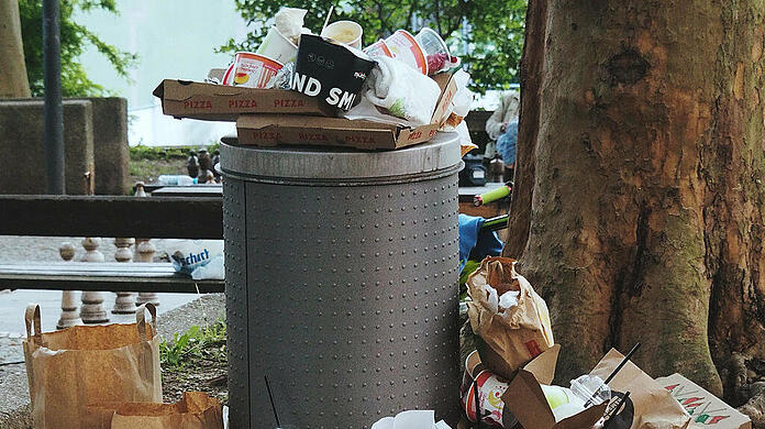 Pizzakartons, Fast-Food-Boxen, Becher aller Art - in vielen Vierteln stapelt sich der Mitnehm-Müll. Je schöner das Wetter, desto schlimmer.