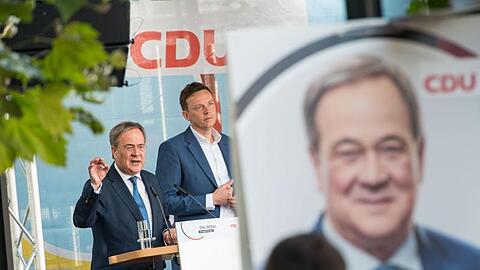 Unions-Kanzlerkandidat Armin Laschet (l) macht Wahlkampf in St. Wendel zusammen mit dem saarländischen Ministerpräsident Tobias Hans.
