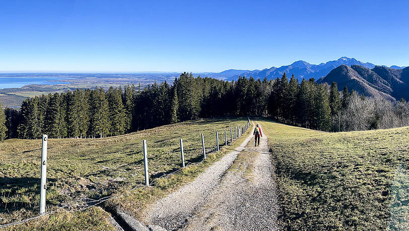 Auf dem Adersberger Höhenweg sieht man den Chiemsee. Auf dem Adersberger Höhenweg sieht man den Chiemsee.