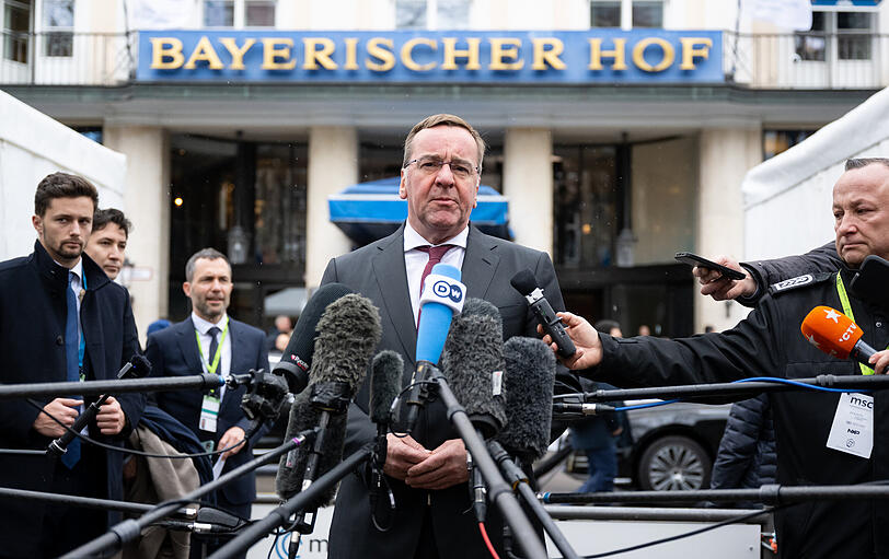 Verteidigungsminister Boris Pistorius (SPD) am Freitag vor dem "Bayerischen Hof" in München.