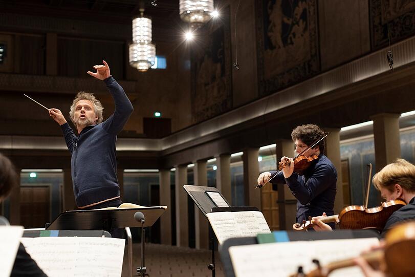 Der Geiger Augustin Hadelich mit dem Dirigenten Thomas Søndergård bei einer Probe für das Konzert im Herkulessaal der Residenz.