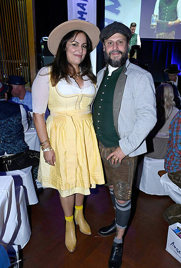 Manuel Cortez mit Freundin Saina Bayatpour