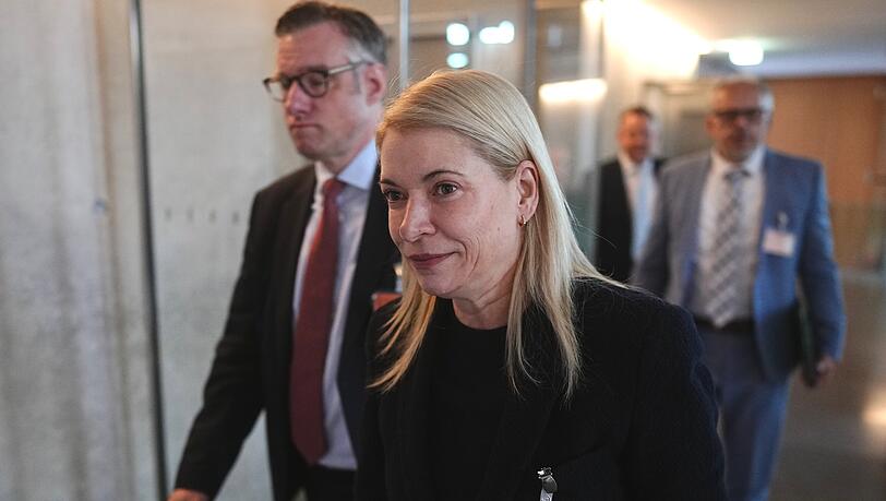 Evelyn Palla (r), Vorstandsvorsitzende der Deutschen Bahn, kommt in den Verkehrsausschuss des Deutschen Bundestages im Paul-Löbe-Haus. Evelyn Palla (r), Vorstandsvorsitzende der Deutschen Bahn, kommt in den Verkehrsausschuss des Deutschen Bundestages im Paul-Löbe-Haus.