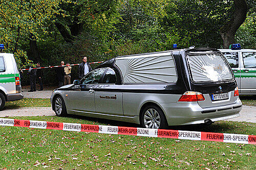 Die Polizei schließt aus, dass die Mutter ihr Kind im Park zur Welt gebracht hatte. Hier im Bild: Der Leichenwagen beim Abtransport.