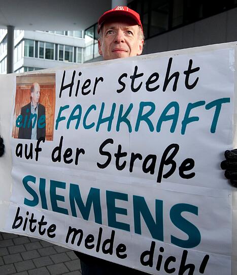 Mitarbeiter von Nokia Siemens Networks demonstrieren am Mittwoch (01.02.12) am Standort des Unternehmens in Muenchen. Der verlusttraechtige Netzwerkausruester hatte am Dienstag (31.01.12) angekuendigt, etwa 2.900 der bundesweit 9.100 Stellen abzubauen.