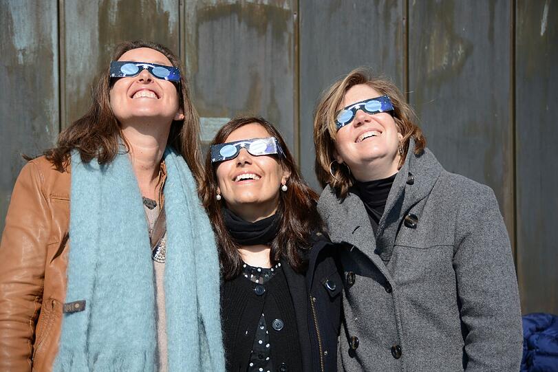 Ulrike, Dilek und Silke genießen die SoFi auf der Terrasse des Deutschen Museums.