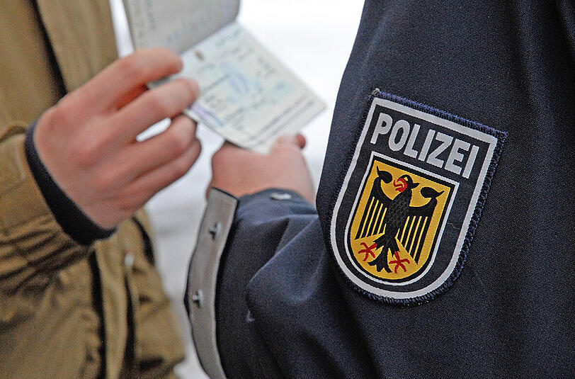 Wenn es darum geht, Straftäter aus dem Verkehr zu ziehen, arbeiten Zoll und Bundespolizei am Münchner Flughafen Hand in Hand. (Symbolbild)