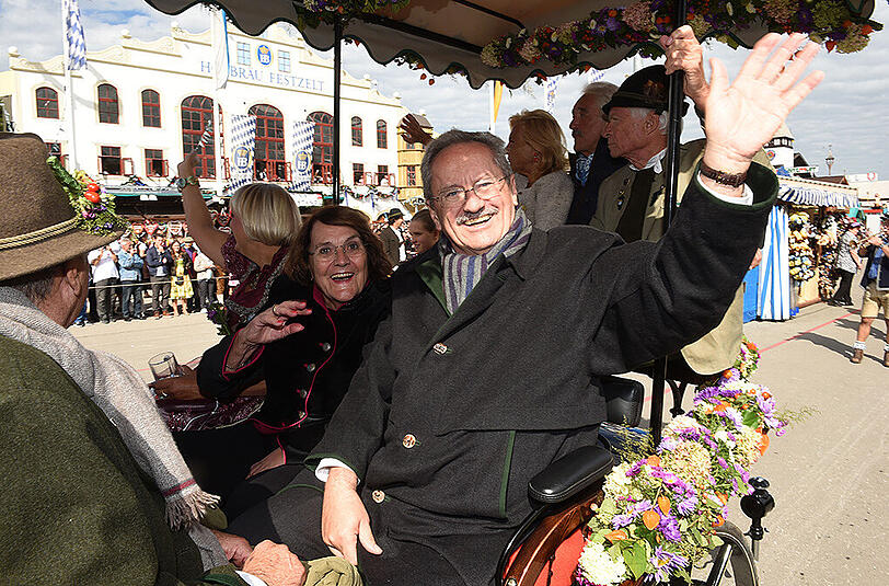 Der ehemalige Münchner Oberbürgermeister Christian Ude (SPD) mit einer Frau Edith beim Wirte-Einzug.