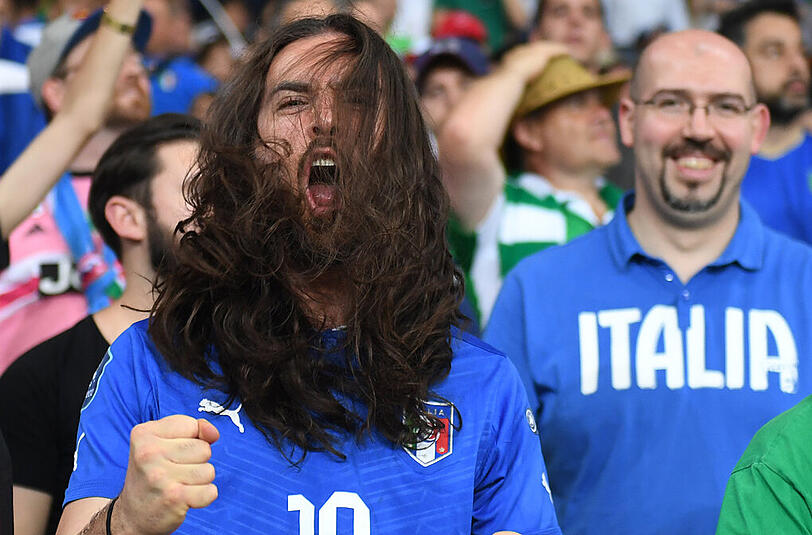 Italien:  Er hat die Haare schön.