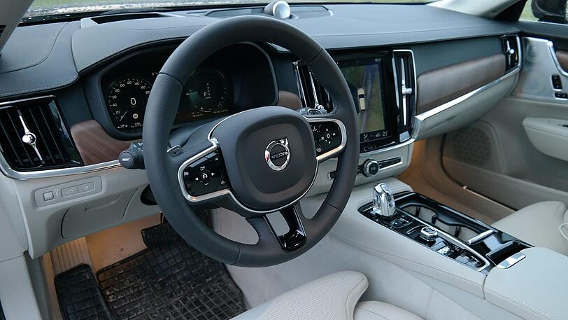 Der Innenraum des V90 wartet mit sehr guter Verarbeitung und hochwertigen Materialien auf. Die Schalter und Knöpfe sind übersichtlich angeordnet und intuitiv bedienbar.