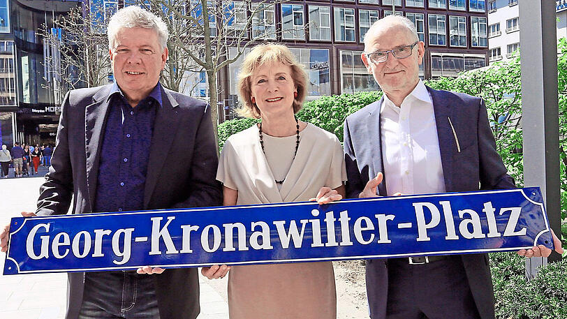 Schild fertig: OB Dieter Reiter (l.), Kronawitter-Witwe Hildegard und Kommunalreferent Axel Markwardt.