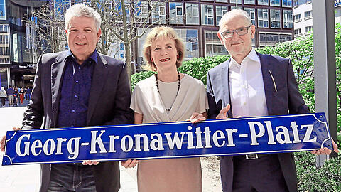 Schild fertig: OB Dieter Reiter (l.), Kronawitter-Witwe Hildegard und Kommunalreferent Axel Markwardt.