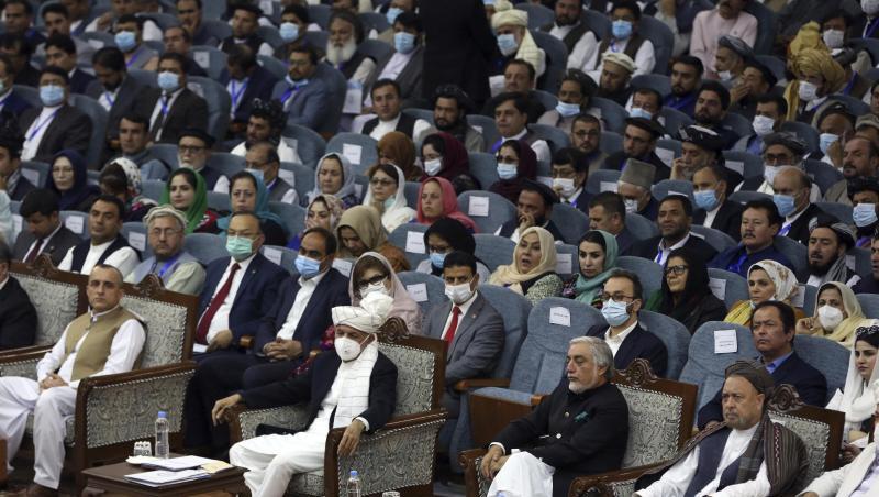 Der afhanische Präsident Aschraf Ghani (M, mit Maske) und Spitzenpolitiker Abdullah Abdullah (r. daneben), der die Versammlung leitet. Der afhanische Präsident Aschraf Ghani (M, mit Maske) und Spitzenpolitiker Abdullah Abdullah (r. daneben), der die Versammlung leitet.
