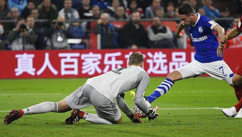 MANUEL NEUER, NOTE 3: Sein 350. Bundesliga-Spiel - da wollte er die Serie von 13 ungeschlagenen Pflichtspielen gegen Ex-Verein Schalke ausbauen. Schaffte er! Konnte einige Bälle easy fischen, auch vor der Schalker Nordkurve, die ihn wie üblich übel beschimpfte. Ließ sich nicht aus der Ruhe bringen. MANUEL NEUER, NOTE 3: Sein 350. Bundesliga-Spiel - da wollte er die Serie von 13 ungeschlagenen Pflichtspielen gegen Ex-Verein Schalke ausbauen. Schaffte er! Konnte einige Bälle easy fischen, auch vor der Schalker Nordkurve, die ihn wie üblich übel beschimpfte. Ließ sich nicht aus der Ruhe bringen.