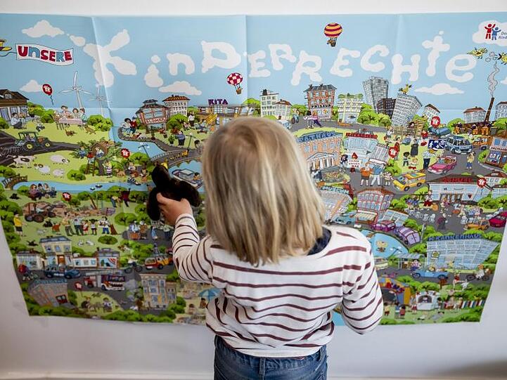 Plakat des Deutschen Kinderhilfswerks mit der Aufschrift "Kinderrechte".
