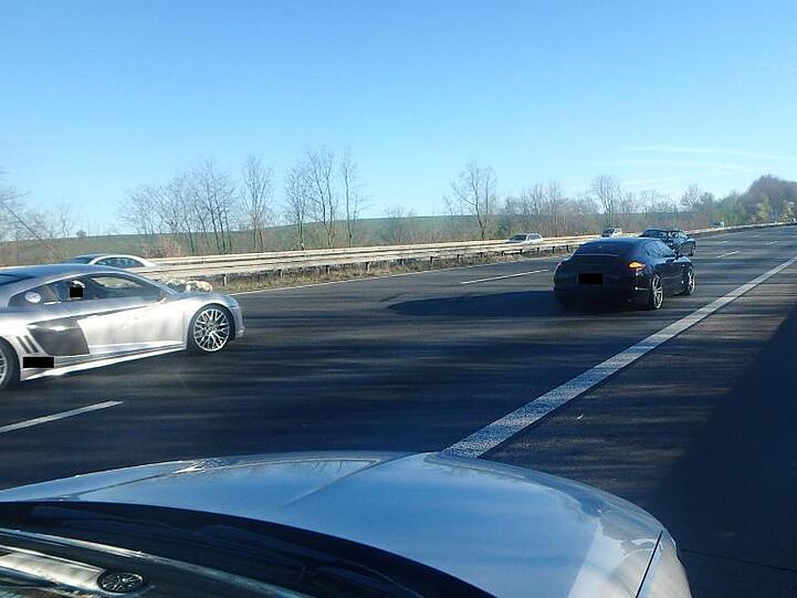 Einer Zivilstreife waren zwei Porsche und ein Audi R8 aufgefallen, die mit Warnblinklicht auf allen Spuren hin und her pendelten und so den Verkehr schließlich stoppten.