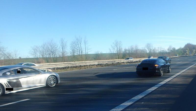 Einer Zivilstreife waren zwei Porsche und ein Audi R8 aufgefallen, die mit Warnblinklicht auf allen Spuren hin und her pendelten und so den Verkehr schließlich stoppten. Einer Zivilstreife waren zwei Porsche und ein Audi R8 aufgefallen, die mit Warnblinklicht auf allen Spuren hin und her pendelten und so den Verkehr schließlich stoppten.