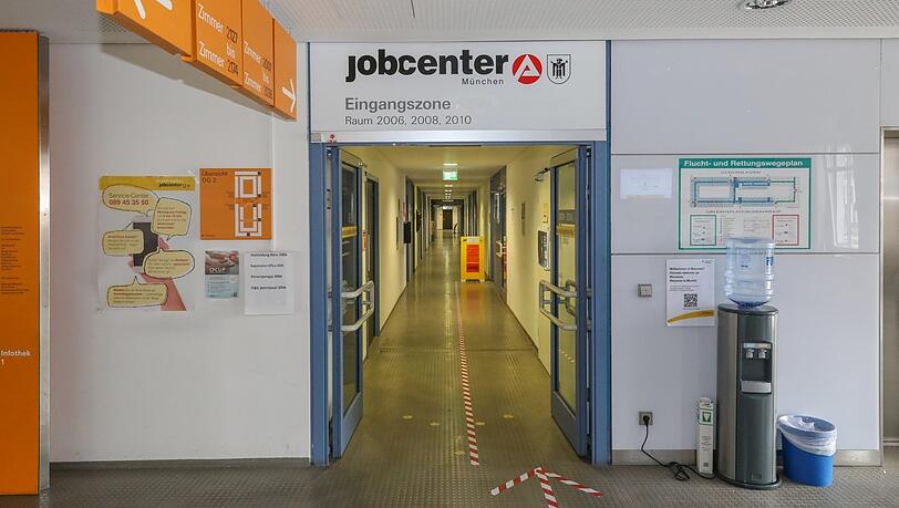 Die Kunden werden durch ein Nummernsystem zu den Räumen gelotst. In Zukunft sollen farbige Linien den Weg weisen. Die Kunden werden durch ein Nummernsystem zu den Räumen gelotst. In Zukunft sollen farbige Linien den Weg weisen.