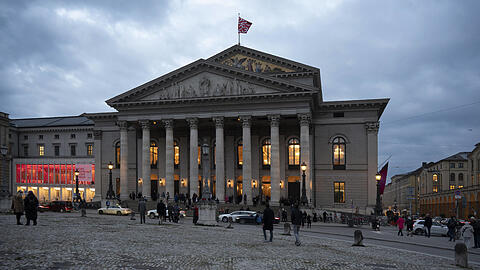 Die beiden größten Kulturbaustellen: Das Residenztheater (links) und die Bayerische Staatsoper sind sanierungsreif. Beide Theater werden im kommenden Jahrzehnt in Interimsspielstätten umziehen müssen.