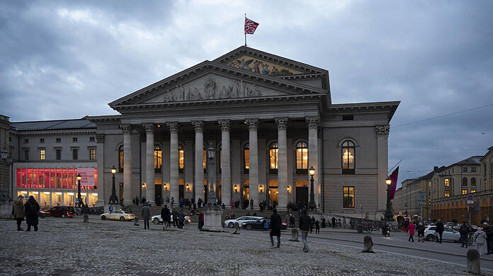 Die beiden größten Kulturbaustellen: Das Residenztheater (links) und die Bayerische Staatsoper sind sanierungsreif. Beide Theater werden im kommenden Jahrzehnt in Interimsspielstätten umziehen müssen.