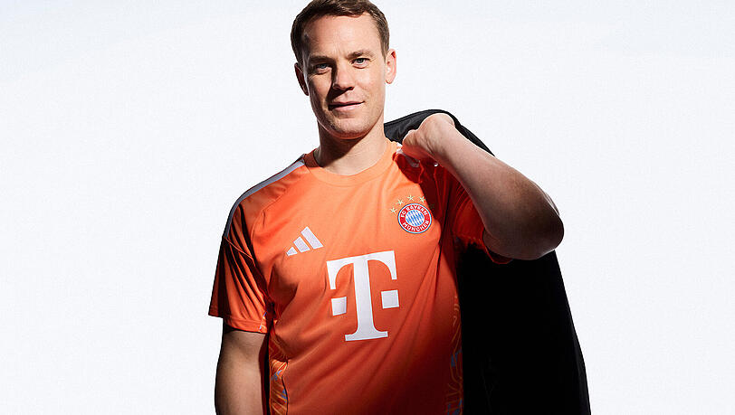 Manuel Neuer pr&auml;sentiert das neue Torwarttrikot des FC Bayern.