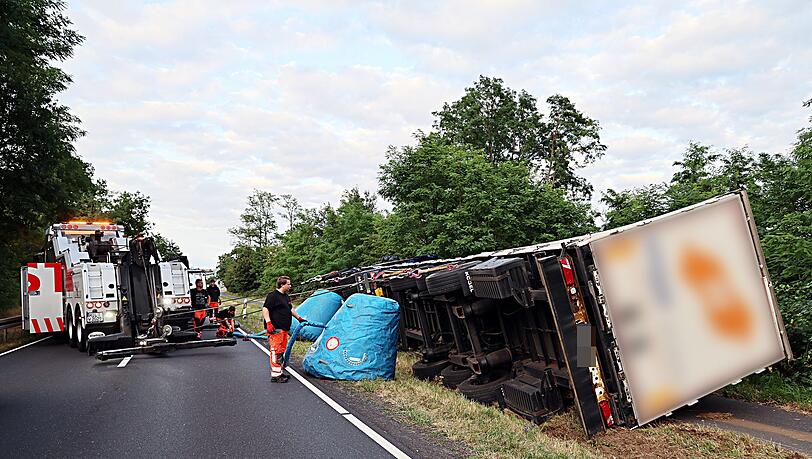 Der Lkw kippte komplett auf einen Radweg um. Der Lkw kippte komplett auf einen Radweg um.