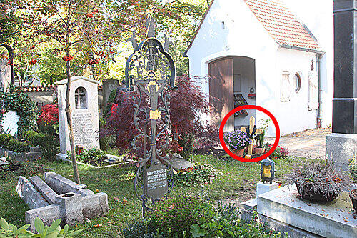 Seit einem knappen halben Jahr ohne Grabstein: Monti Lüftner liegt auf dem Alten Bogenhauser Friedhof &ndash; seine letzte Ruhestätte ziert nur ein schlichtes Holzkreuz (siehe roter Kreis). Das soll sich jetzt ändern.