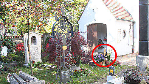 Seit einem knappen halben Jahr ohne Grabstein: Monti Lüftner liegt auf dem Alten Bogenhauser Friedhof – seine letzte Ruhestätte ziert nur ein schlichtes Holzkreuz (siehe roter Kreis). Das soll sich jetzt ändern. Seit einem knappen halben Jahr ohne Grabstein: Monti Lüftner liegt auf dem Alten Bogenhauser Friedhof – seine letzte Ruhestätte ziert nur ein schlichtes Holzkreuz (siehe roter Kreis). Das soll sich jetzt ändern.