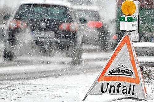 Unfall! Allein im Bereich des Polizeipräsidiums Oberbayern Süd ereigneten sich gestern 80 Verkehrsunfälle wegen der Schneeglätte.