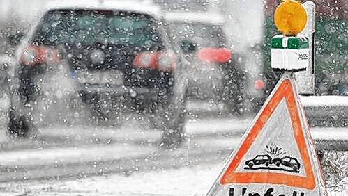 Unfall! Allein im Bereich des Polizeipräsidiums Oberbayern Süd ereigneten sich gestern 80 Verkehrsunfälle wegen der Schneeglätte. Unfall! Allein im Bereich des Polizeipräsidiums Oberbayern Süd ereigneten sich gestern 80 Verkehrsunfälle wegen der Schneeglätte.