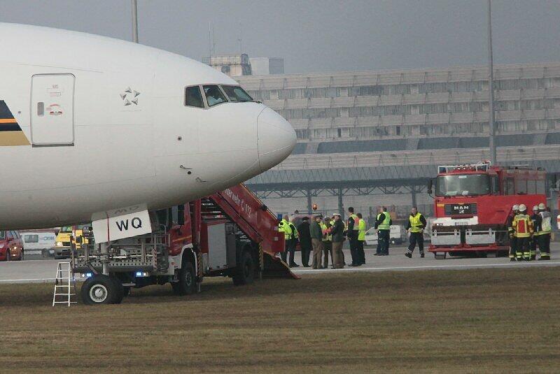 Die Boeing 777 der Singapore Airlines: Bei der Landung am Münchner Flughafen am Donnerstag begann das Flugzeug aus bisher unbekannten Gründen zu Rauchen. Es raste über die Landebahn, blieb in einem Rasenstück stecken und stoppte schließlich.