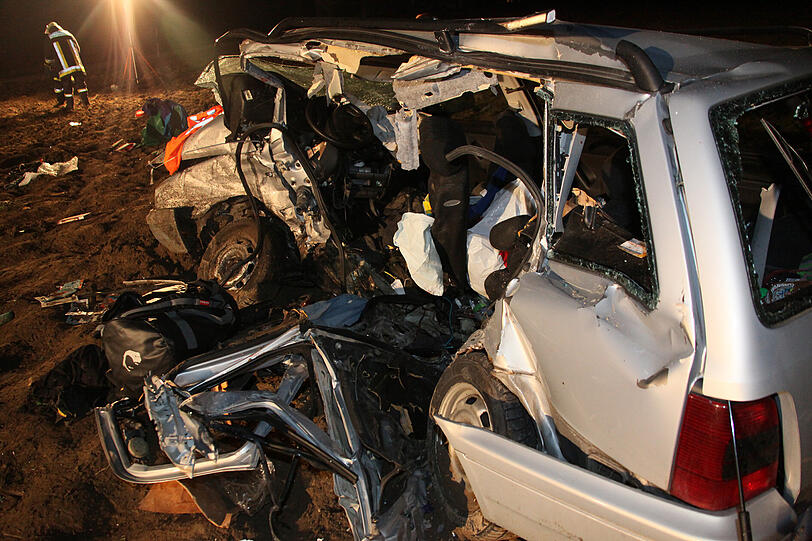 Horror-Crash vor Tacherting bei Traunstein: Ein Golffahrer übersieht ein Stoppschild und rauscht über eine Kreuzung. Die 41-jährige Fahrerin eines Ford Galaxy kann nicht mehr bremsen und knallt in das Auto. Die Insassen des VW Golf sterben noch am Unfallort. Die Bilder.