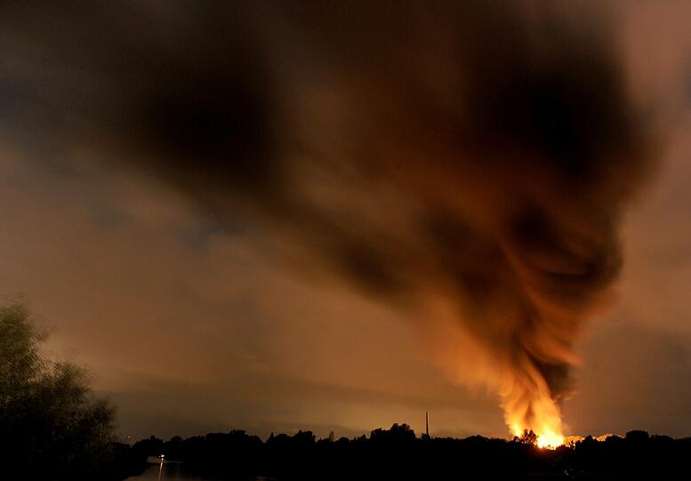 In einer Farb- und Lackfabrik in Ritterhude im niedersächsischen Landkreis Osterholz hat es am Dienstagabend eine schwere Explosion gegeben