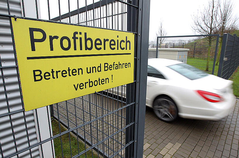 Als erste ein Statussymbol: Dicke Karossen stehen vor allem bei jungen Fußballprofis hoch im Kurs.