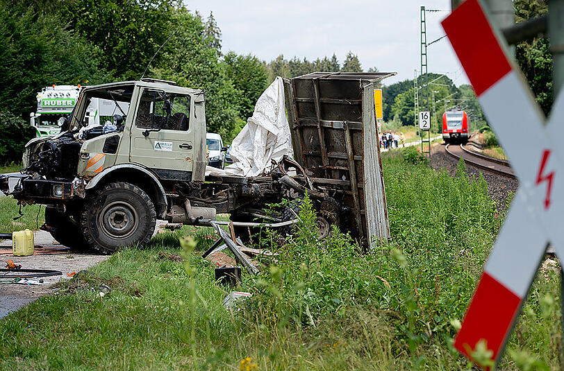 Der Unimog ist zerstört - die S-Bahn steht aufgeschlitzt auf der Strecke. Der Kleinlaster kollidierte mit der S-Bahn an einem unbeschrankten Bahnübergang.