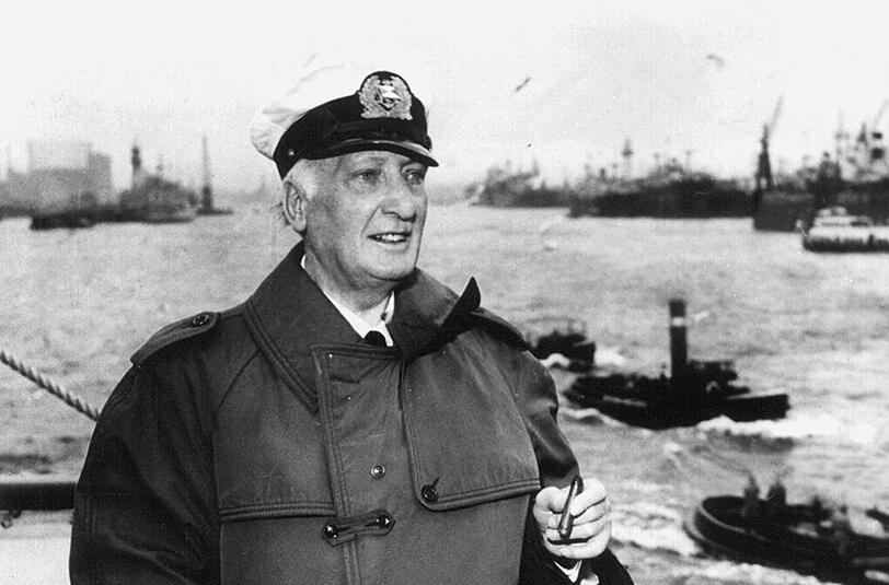 Hans Albers im September 1957 an Bord der &bdquo;Wappen von Hamburg&ldquo;.