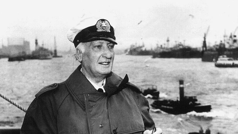 Hans Albers im September 1957 an Bord der „Wappen von Hamburg“. Hans Albers im September 1957 an Bord der „Wappen von Hamburg“.