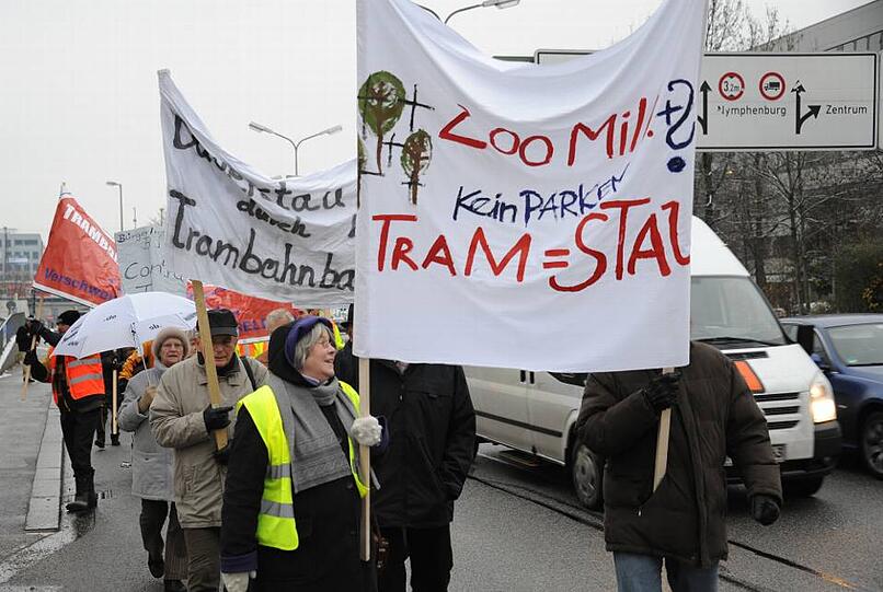 Die Protestler kurz nach dem Abmarsch an der Laimer Unterführung.