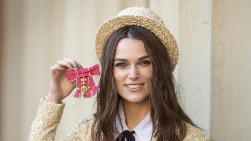 Keira Knightley 2018 mit dem "Order of the British Empire". Keira Knightley 2018 mit dem "Order of the British Empire".