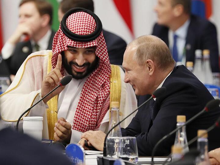 Der saudische Kronprinz Mohammed bin Salman (l) und Kremlchef Wladimir Putin unterhalten sich während des G20-Gipfels in Buenos Aires.
