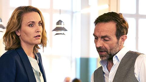 "Die Heiland - Wir sind Anwalt: Brandstiftung": Rechtsanwältin Romy Heiland (Christina Athenstädt) und Staatsanwalt Rudi Illi? (Aleksandar Jovanovic) schenken sich nichts, wenn sie Gegner in einem Fall sind.