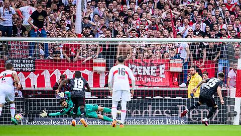 Leverkusens Exequiel Palacios (r) macht das Tor zum 1:1 gegen Stuttgarts Torwart Fabian Bredlow (l).