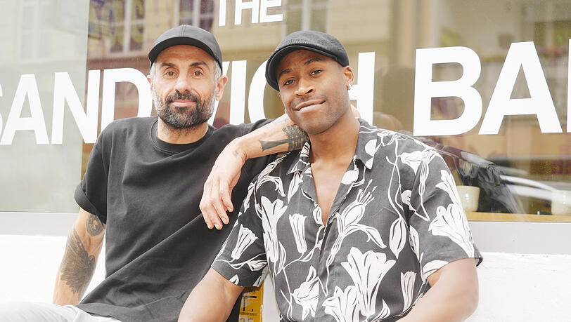 Wer Instagram hat, kennt Sami (links) und Jerome vielleicht schon. Ihre Gäste filmen die beiden gerne, wenn sie drinnen in der Bacio Bar locker flockig die Zutaten für ihre Chopped Sandwiches klein hacken und in die Teigtaschen packen. Wer Instagram hat, kennt Sami (links) und Jerome vielleicht schon. Ihre Gäste filmen die beiden gerne, wenn sie drinnen in der Bacio Bar locker flockig die Zutaten für ihre Chopped Sandwiches klein hacken und in die Teigtaschen packen.