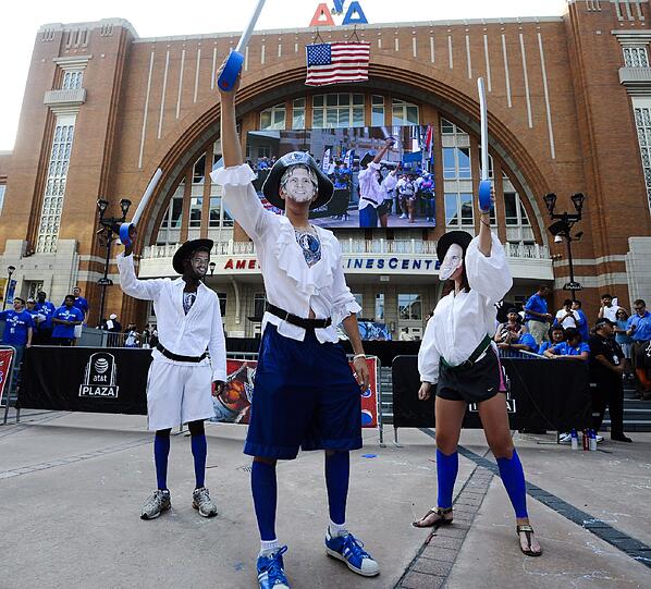 Dirk Nowitzki und seine Dallas Mavericks gleichen in der NBA-Finals-Serie zum 2:2 aus. Auf die Unterstützung der Fans können die Mavs bauen. Die American Airline Arena in Dallas gilt als eine der lautesten Hallen in der NBA.