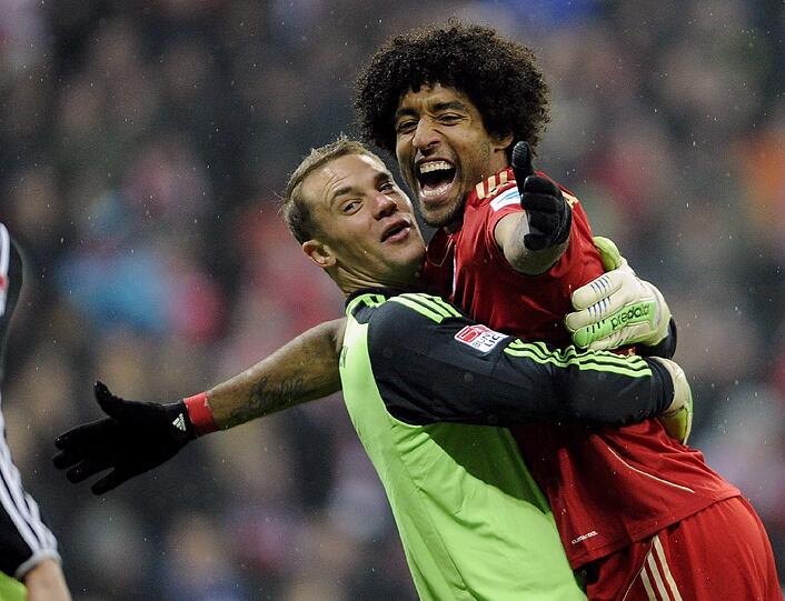 DANTE: Note 1. Ließ den besten HSV-Angreifer Rudnevs nie aus den Augen. Gewann viele Kopfballduelle, trieb sich auch mal vorne rum. Souveräner Auftritt.