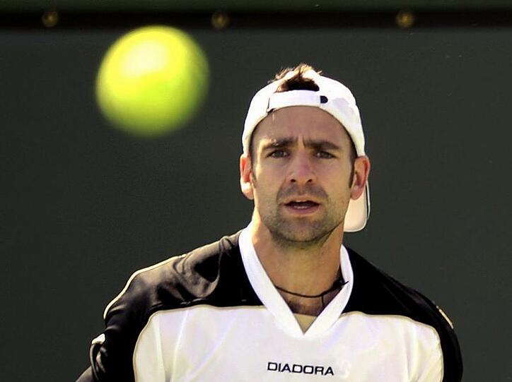 Nicolas Kiefer hat sich vehement gegen die Nominierung von Philipp Kohlschreiber ins deutsche Davis-Cup-Team ausgesprochen.