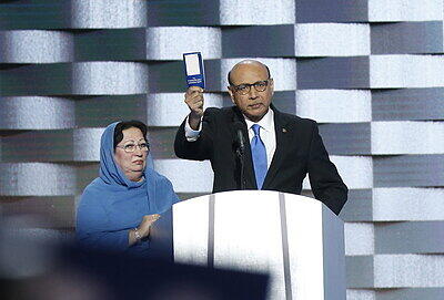Trump legte sich sogar mit den Eltern eines gefallenen Soldaten an. Bei einem bewegenden Auftritt auf dem Parteitag der Demokraten hatte der Vater des Gefallenen, ein gebürtiger Pakistaner, Trump vorgeworfen, "nichts und niemanden geopfert" zu haben. Donald Trump behauptete anschließend, Hillary Clinton habe die Rede verfasst. Dass Khans Frau während der Rede am Donnerstag schweigend neben ihrem Mann auf der Bühne gestanden hatte, kommentierte Trump mit den Worten: "Sie hatte nichts zu sagen (...), vielleicht war es ihr nicht erlaubt, etwas zu sagen."