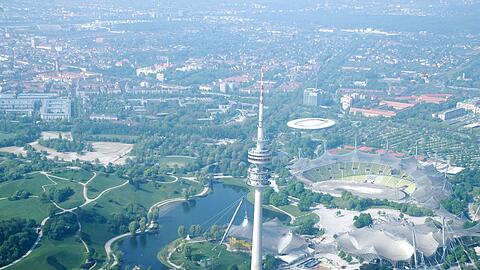 Links der 291 Meter hohe Olympiaturm, daneben das nach wie vor beeindruckende Zeltdach der Olympiahalle und das Olympiastadion.