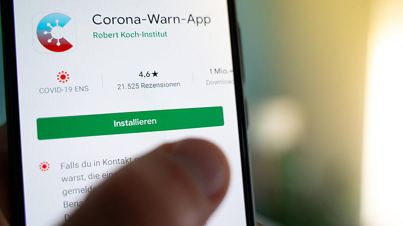 Ein Nutzer ist gerade dabei die Corona-Warn-App zu installieren.